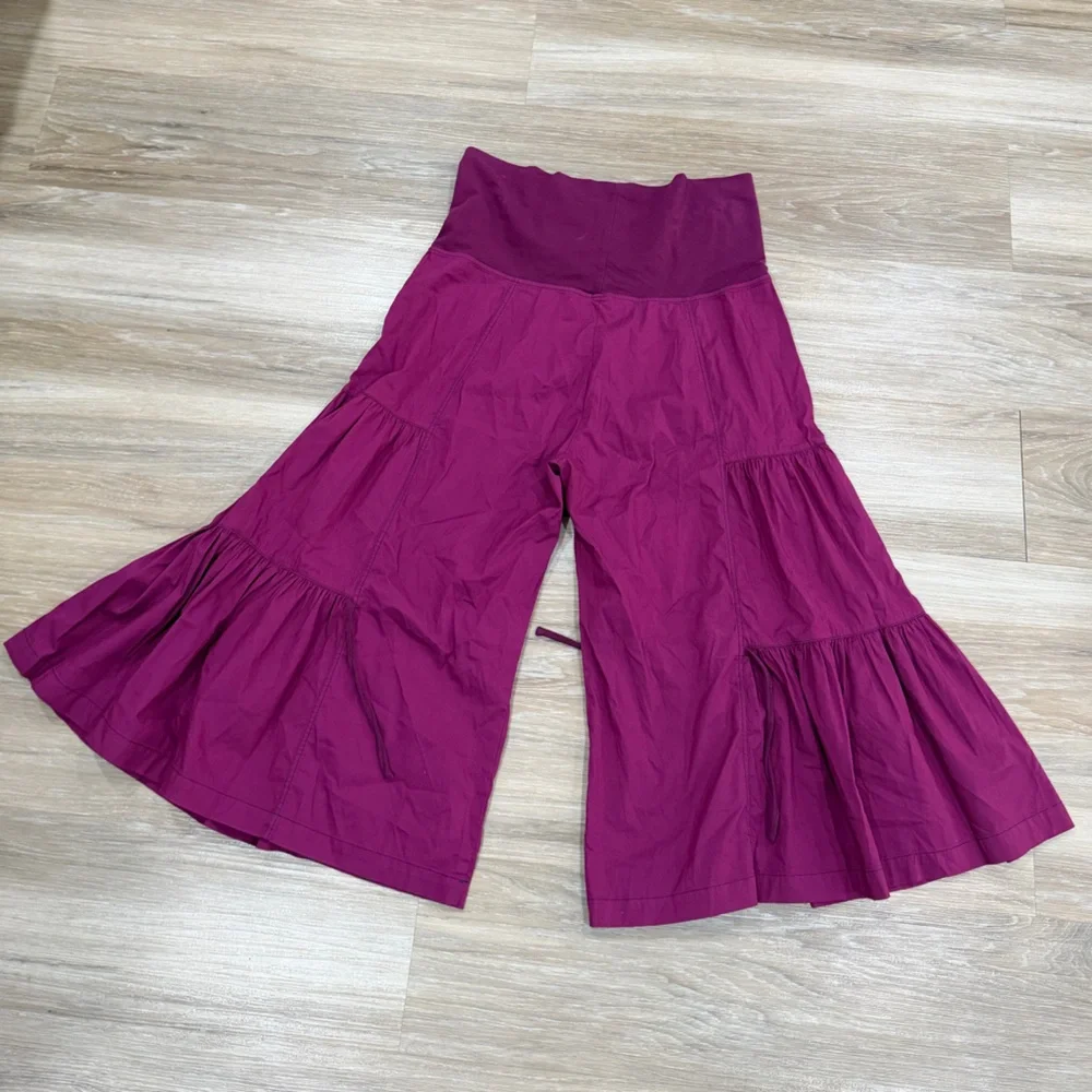 Matilda Jane Size M Palazzo Pants
Capris Cropped Elastic Waist
Cranberry Red - Picture 4 of 13